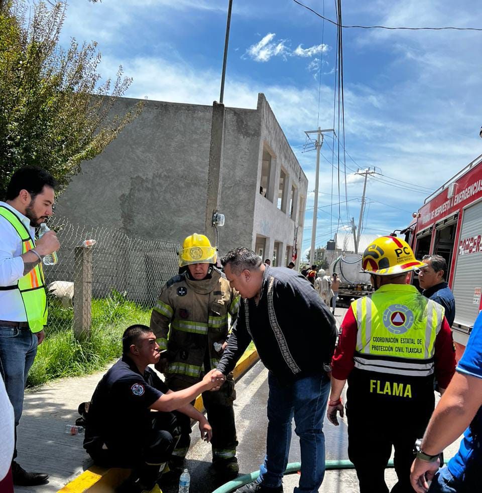 Atendió Coordinación Estatal de Protección Civil incendio en fábrica de tinacos, en Yauhquemehcan